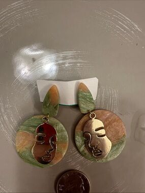 Gold Face Outline Dangle Earrings in Green and Tan